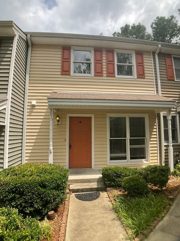 Primary Photo - Great 2 bed, 2.5 bath towhome in desirable...