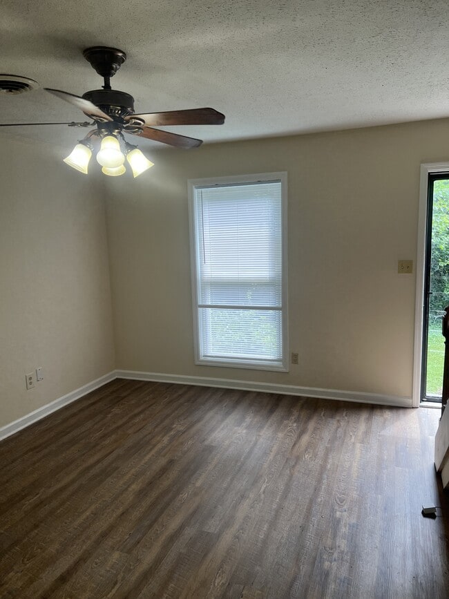 Building Photo - 1032 Brookview Dr