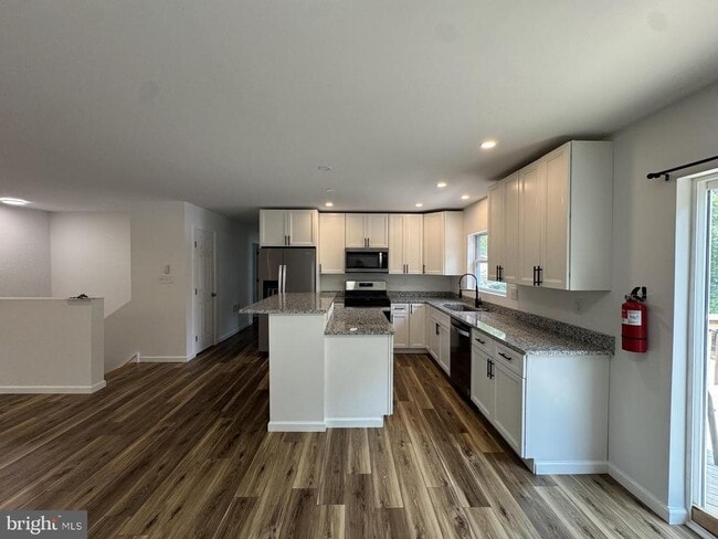 Building Photo - 14 Cardinal Dr