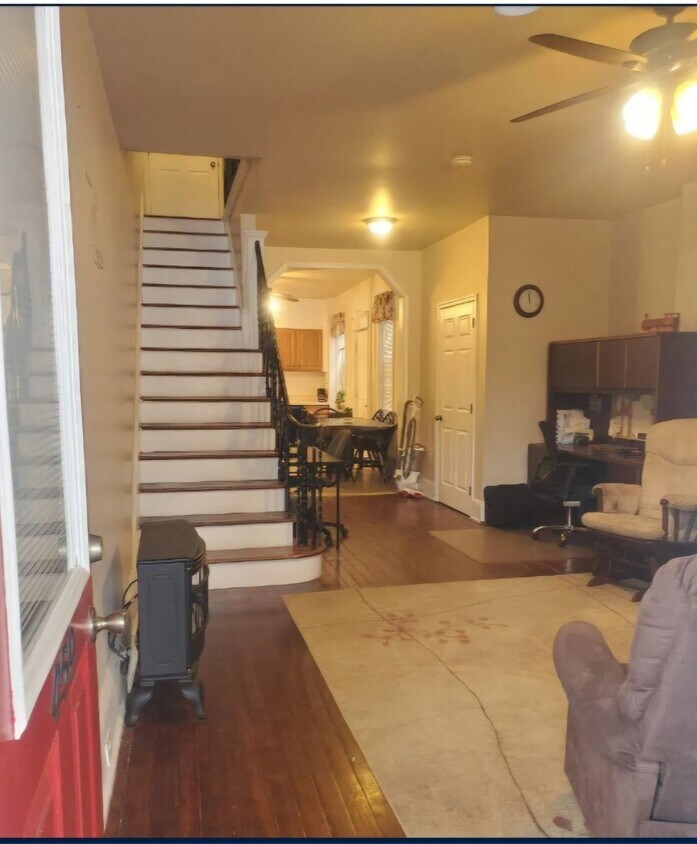 Foto principal - 459 E Strawberry St