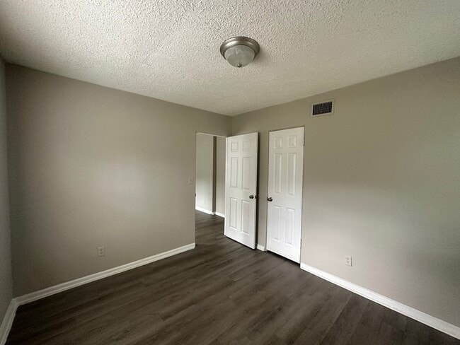 Building Photo - NEWLY RENOVATED 3 bed/2 bath with a FLEX ROOM