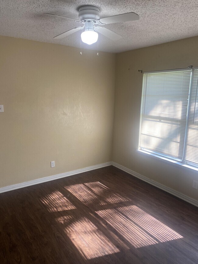 Building Photo - 2316 Sunny Ln
