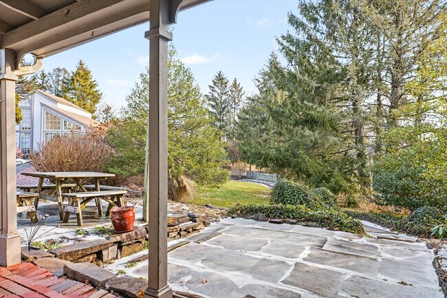 Foto del edificio - 739 Sergeantsville Rd