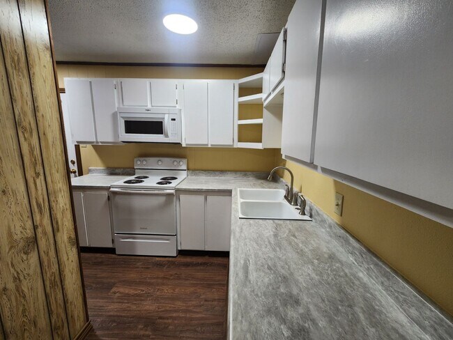 Building Photo - 409 S Grove St
