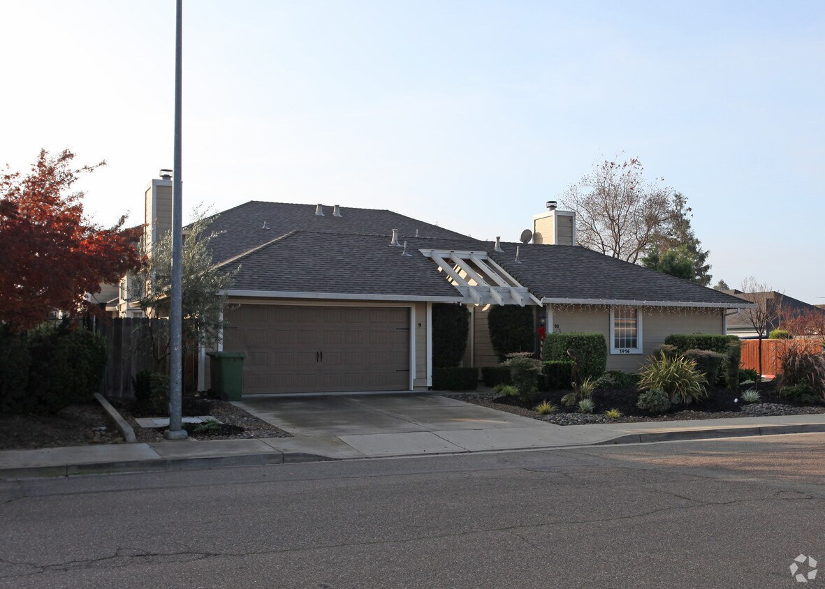Primary Photo - 1416 Iris Dr