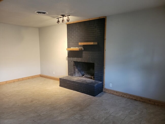 Building Photo - 4519 Versailles Dr