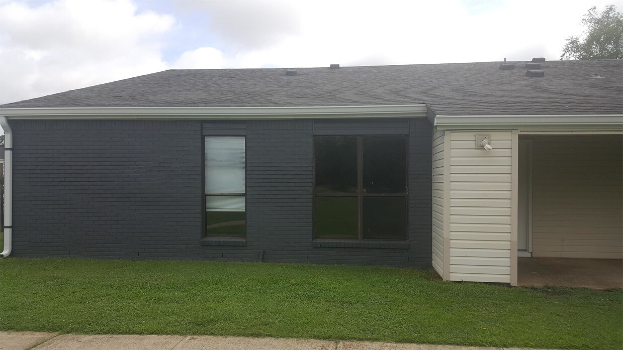 Primary Photo - 2600 Academy Dr NW