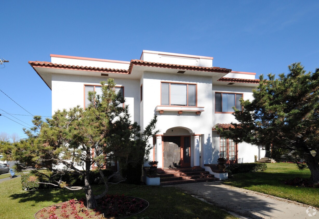 Primary Photo - 811 E Chapman Ave