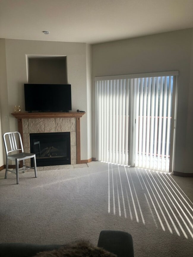 Building Photo - Fully Furnished Lakefront Condo!! 6 Month Lease Available!