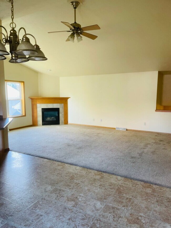 Building Photo - 2930 W Glenpark Dr