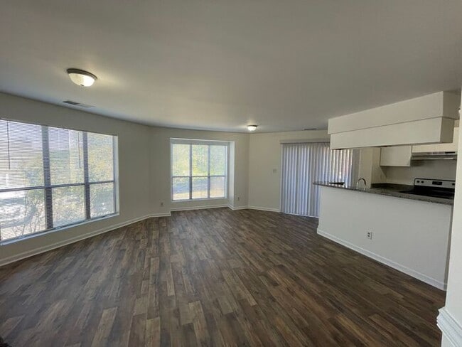Foto del edificio - 2 Bed/2 Bath Condo coming available NOW