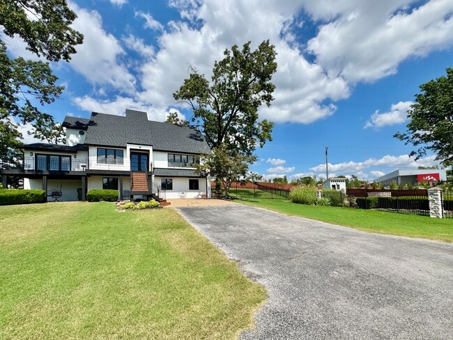 Building Photo - Executive NWA home with POOL and SHOP
