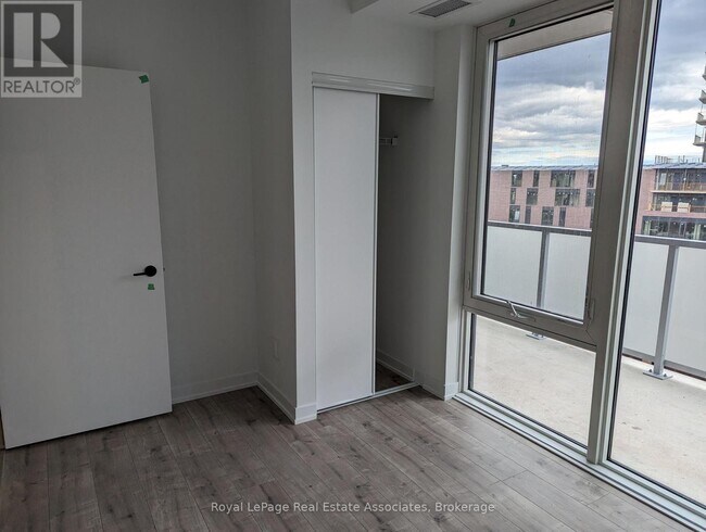 Building Photo - 215 Lakeshore Rd W