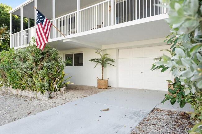 Building Photo - 242 Bougainvillea St