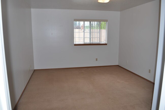 Master bedroom - 212 N Lefevre St