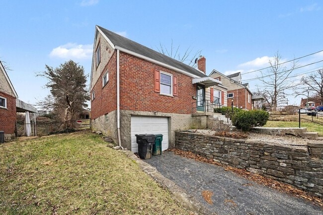 Foto del edificio - Beautiful 4 Bed 2 Bath Renovated Home!