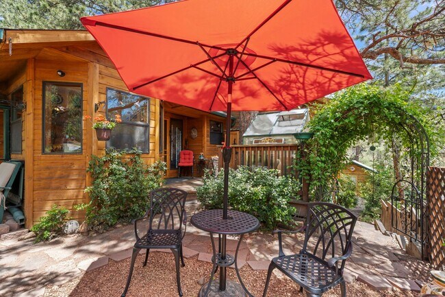 Foto del edificio - Cozy Green Mountain Falls Cottage