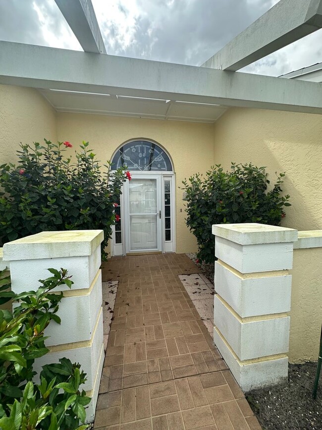 Foto del edificio - Furnished 2 Bedroom 2 Bath 1-Car Garage Villa