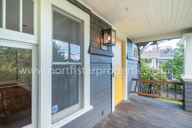 Building Photo - Amazing upscale John's Landing home.