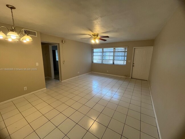 Foto del edificio - 10172 Twin Lakes Dr
