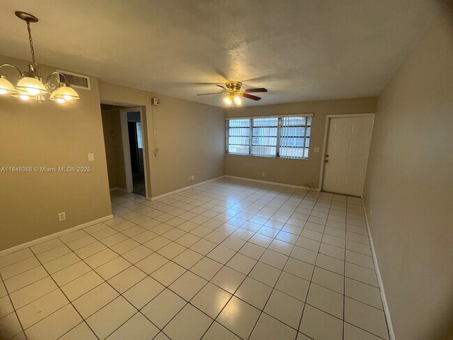 Building Photo - 10172 Twin Lakes Dr