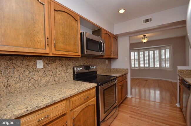 Building Photo - 6417 Eastleigh Ct