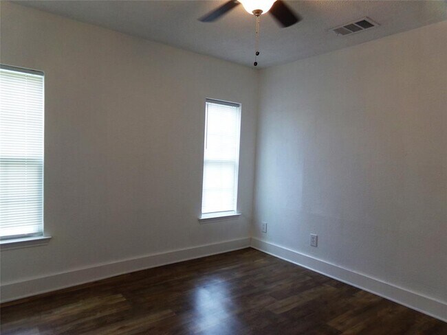 Building Photo - 204 N Ave B