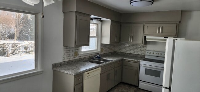 Building Photo - 2407 Roxbury Rd