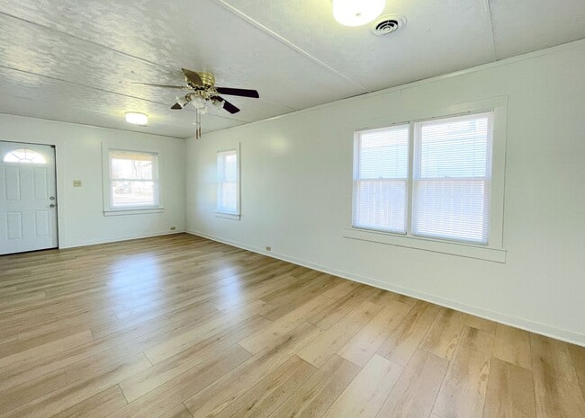 Foto del edificio - 2 bedroom home in South Hutchinson