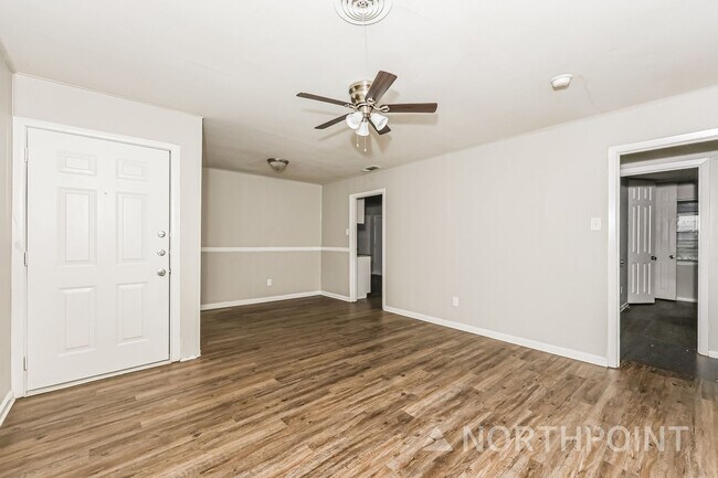 Building Photo - 3 BR/1BA | Updated Single Family Home | 1-Car Garage  | Large Backyard!