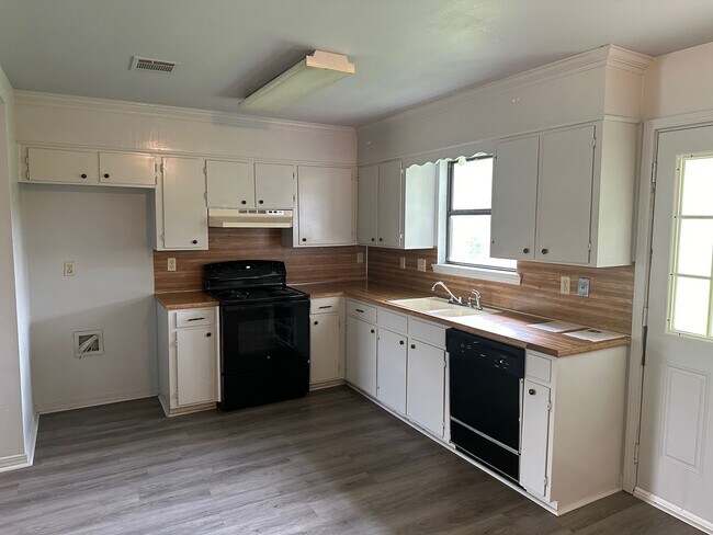 Building Photo - Quiet cottage