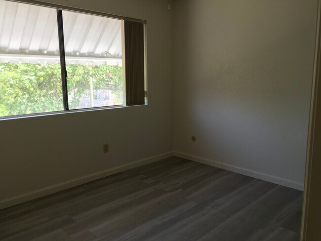 Foto del edificio - 4787 Villa Woods Dr
