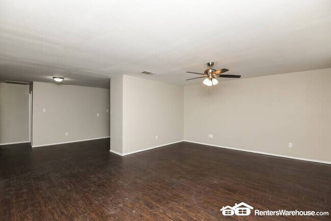 Building Photo - Newly renovated spacious 3 bed/2 bath, wit...