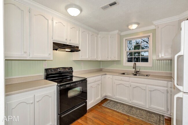 Building Photo - 2 br, 1 bath House - 7912 Oakwood Lane