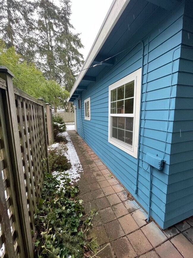 Building Photo - PRICE REDUCTION   2 Bed, 1 Bath with Large...