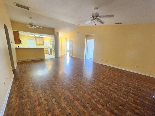 Foto del edificio - $300 MOVE IN SPECIAL!! 4 Bedroom home AVAI...