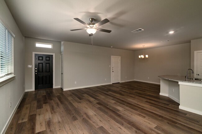 Foto del edificio - 744 Wheatfield Dr