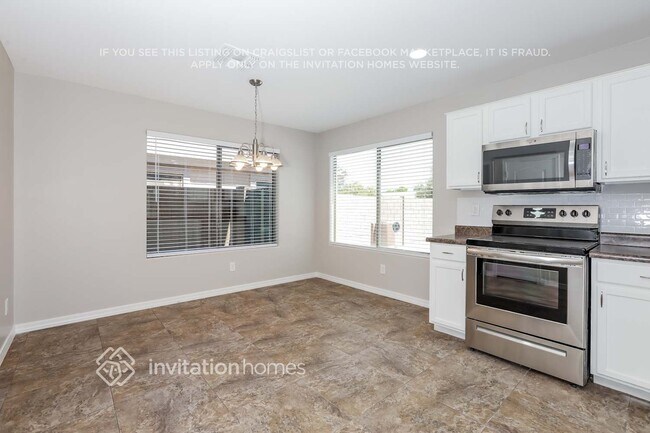 Foto del edificio - 1382 E Penny Ln