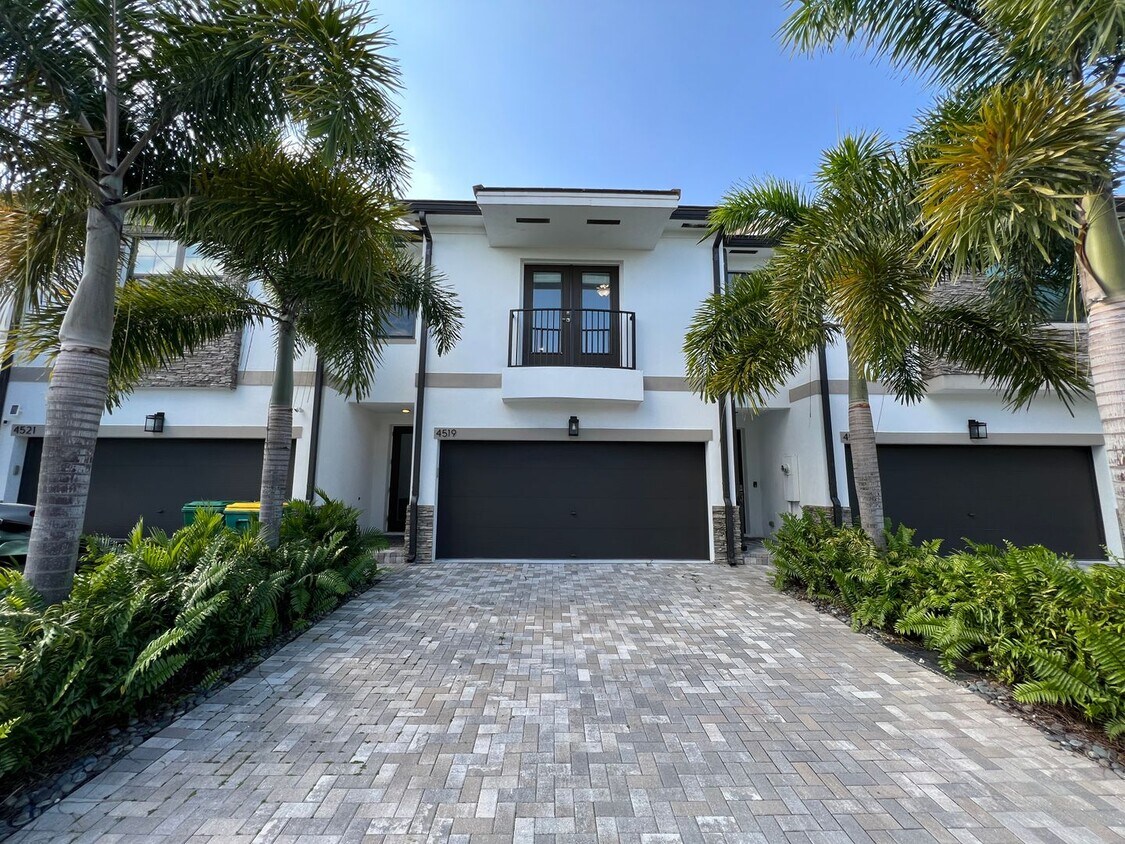 Primary Photo - Upscale Modern Townhome located at Aqua Be...
