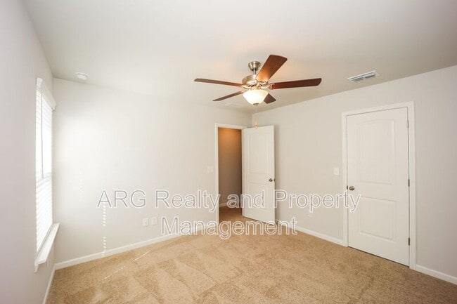 Building Photo - 17 Camellia Dr