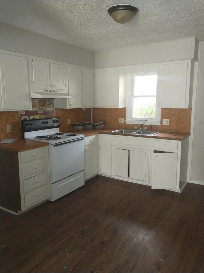 2413 W Elm St Unit B, Springfield, MO 65806 Apartments at 2413 W Elm