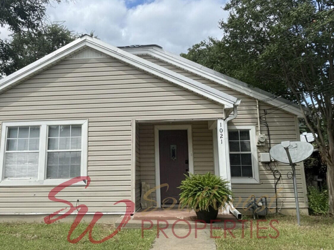Foto principal - Charming 3 Bed, 1 Bath Home