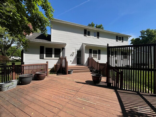 Foto del edificio - Updated Gahanna Home with Finished Basement & Fenced Yard