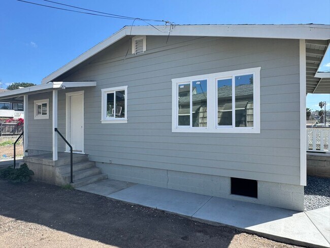 Foto del edificio - FULLY REMODELED 2BR/1BA home w/ parking an...