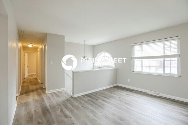 Foto del edificio - 3 Bedroom Pet-Friendly Home in Blue Springs, MO with Main Street Renewal