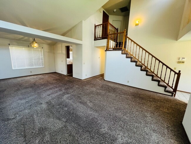 Building Photo - Comfortable Home