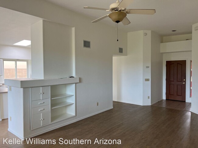 Building Photo - 3 br, 2 bath House - 301 E Shadow Bluff