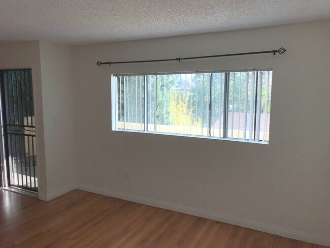 Building Photo - 583 Palm Dr