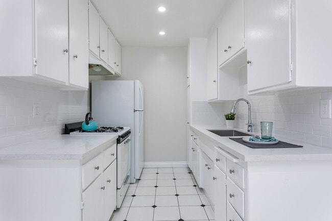 502 Orange # 12 Upstairs - Orange Point Apartments, 500-502 Orange Ave