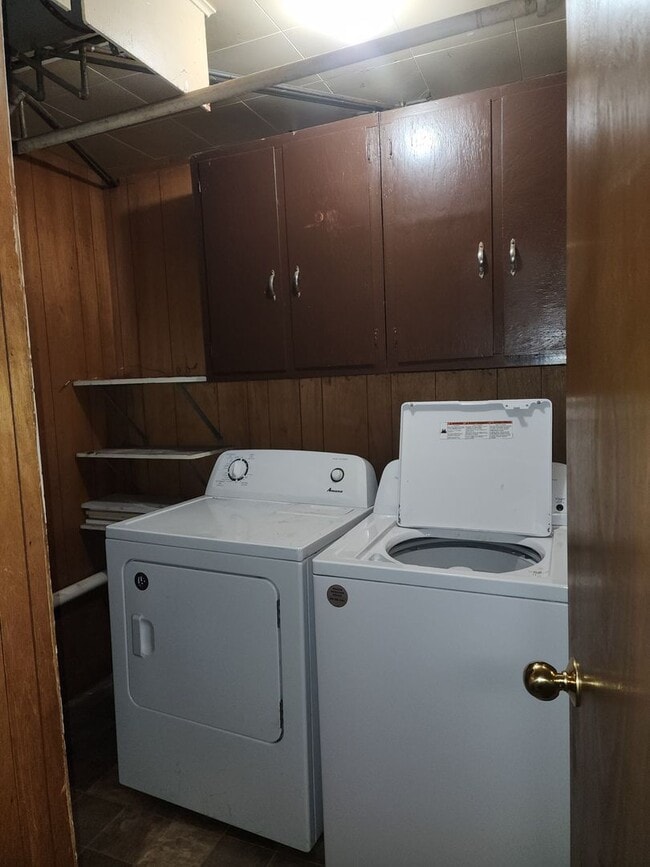 Building Photo - 304 S Wisconsin St